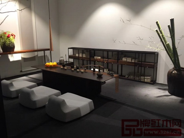 佛山閱梨家具亮相2號館的(:意思:)設計展,充滿人文品味的場景布置體現(xiàn)出中式家具的層次美和意境美 佛山閱梨家具亮相2號館的(:意思:)設計展,充滿人文品味的場景布置體現(xiàn)出中式家具的層次美和意境美