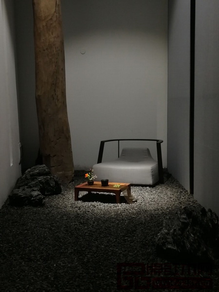 佛山閱梨家具亮相2號館的(:意思:)設計展,充滿人文品味的場景布置體現(xiàn)出中式家具的層次美和意境美 佛山閱梨家具亮相2號館的(:意思:)設計展,充滿人文品味的場景布置體現(xiàn)出中式家具的層次美和意境美