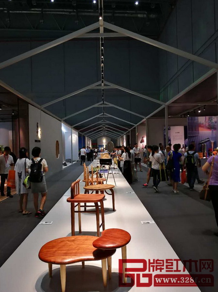 (:意思:)設計展帶來一場“有好茶會好友”的設計盛會,讓現(xiàn)場觀眾不禁在這些優(yōu)秀作品中流連而忘返 (:意思:)設計展帶來一場“有好茶會好友”的設計盛會,讓現(xiàn)場觀眾不禁在這些優(yōu)秀作品中流連而忘返