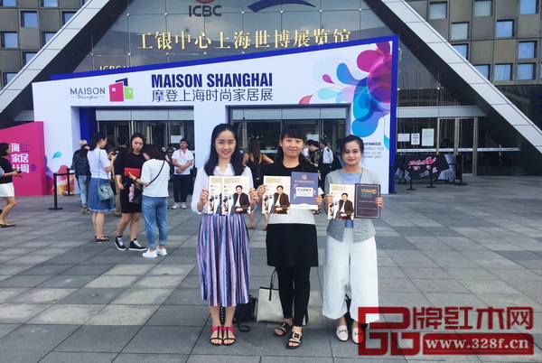 《品牌紅木》團隊攜最新雜志為第八屆中國紅木家具品牌大會提前“預熱” 《品牌紅木》團隊攜最新雜志為第八屆中國紅木家具品牌大會提前“預熱”