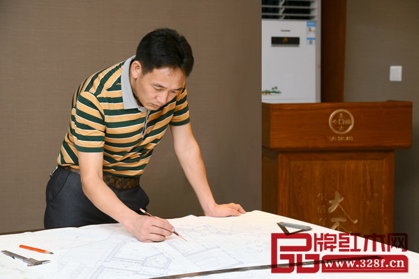 時(shí)至今日,集古韻今董事長陳新平依然保持著自己親手畫設(shè)計(jì)圖的習(xí)慣 時(shí)至今日,集古韻今董事長陳新平依然保持著自己親手畫設(shè)計(jì)圖的習(xí)慣