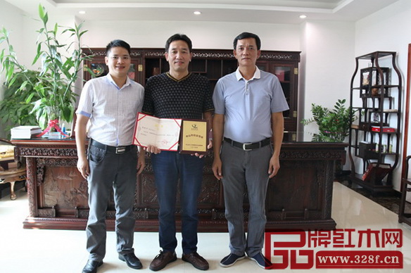 中山市人力資源和社會(huì)保障局副局長劉炳磯一行為集古韻今董事長陳新平（中）頒發(fā)“中山市創(chuàng)業(yè)導(dǎo)師”聘書