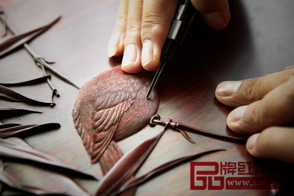 細(xì)致的雕刻是泰和園“絲翎檀雕”技藝的精髓所在 細(xì)致的雕刻是泰和園“絲翎檀雕”技藝的精髓所在