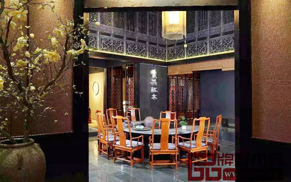 戴為紅木展館內(nèi)景布置別具匠心,當(dāng)代中式美學(xué)之韻極濃 戴為紅木展館內(nèi)景布置別具匠心,當(dāng)代中式美學(xué)之韻極濃