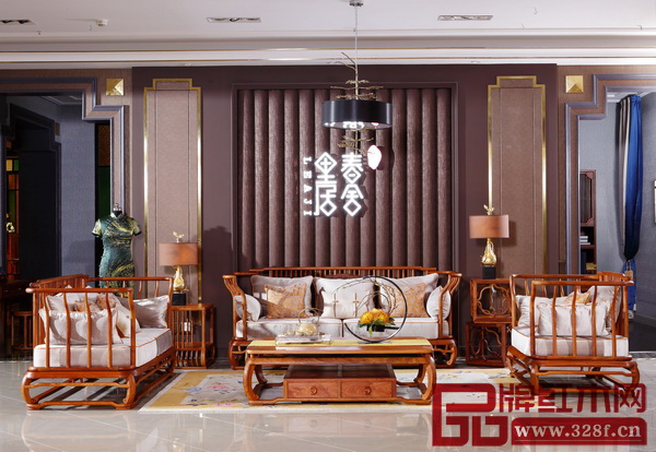 老周家居·春舍里居《玉容沙發(fā)》以柔美而又極富風(fēng)骨的曲線，凸顯家具的氣度與內(nèi)涵