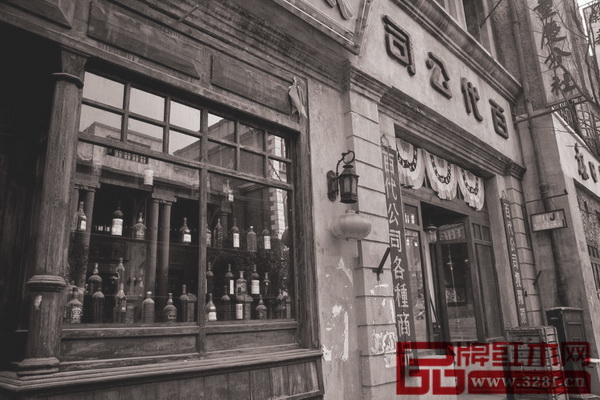 民國時期上海的商店,櫥柜里各種洋酒琳瑯滿目 民國時期上海的商店,櫥柜里各種洋酒琳瑯滿目
