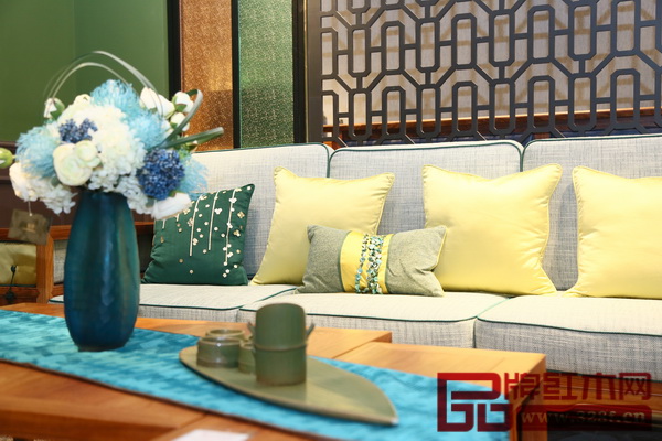 老周家居·春舍里居系列沙發(fā),明黃、海藍(lán)上的軟包搭配更顯年輕、時(shí)尚 老周家居·春舍里居系列沙發(fā),明黃、海藍(lán)上的軟包搭配更顯年輕、時(shí)尚