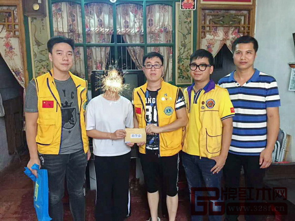 品匠紅木總經(jīng)理林禮江(右二)為貧困學(xué)生捐助助學(xué)金 品匠紅木總經(jīng)理林禮江(右二)為貧困學(xué)生捐助助學(xué)金