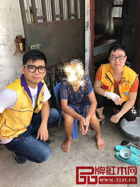 品匠紅木總經(jīng)理林禮江(右二)為社區(qū)老人送去溫暖 品匠紅木總經(jīng)理林禮江(右二)為社區(qū)老人送去溫暖