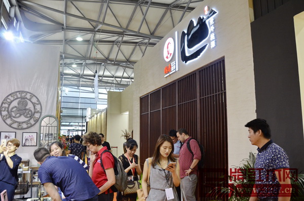 國(guó)壽紅木展館外熱鬧非凡 國(guó)壽紅木展館外熱鬧非凡