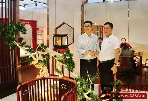 廣東省家具協(xié)會(huì)會(huì)長(zhǎng)王克(左)蒞臨國(guó)壽紅木展館參觀,對(duì)其新明式品牌“世外桃源”的發(fā)展勢(shì)頭十分看好,并與中國(guó)傳統(tǒng)工藝大師、國(guó)壽紅木董事長(zhǎng)陳國(guó)壽(右)合影留念 廣東省家具協(xié)會(huì)會(huì)長(zhǎng)王克(左)蒞臨國(guó)壽紅木展館參觀,對(duì)其新明式品牌“世外桃源”的發(fā)展勢(shì)頭十分看好,并與中國(guó)傳統(tǒng)工藝大師、國(guó)壽紅木董事長(zhǎng)陳國(guó)壽(右)合影留念