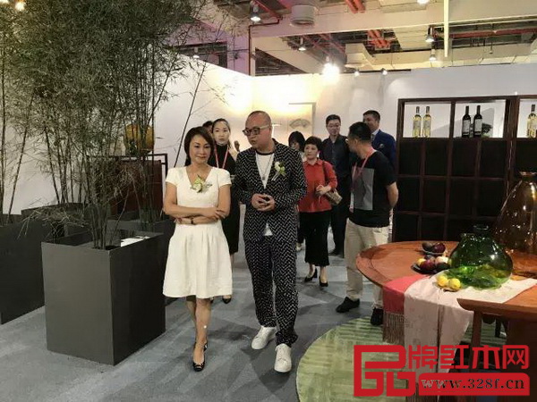 紅星美凱龍控股集團(tuán)副董事長(zhǎng)、創(chuàng)新設(shè)計(jì)聯(lián)盟主席車建芳女士(左一)參觀展區(qū)_ 紅星美凱龍控股集團(tuán)副董事長(zhǎng)、創(chuàng)新設(shè)計(jì)聯(lián)盟主席車建芳女士(左一)參觀展區(qū)_