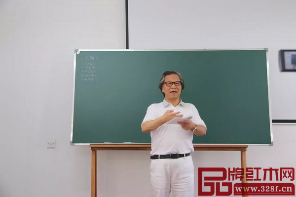 亞太地區(qū)手工藝大師、中國(guó)工藝美術(shù)大師陸光正給學(xué)生們授課