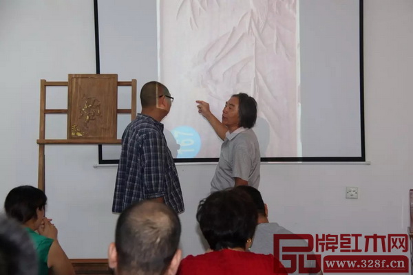 中國(guó)木雕藝術(shù)大師徐士龍正在點(diǎn)評(píng)獲獎(jiǎng)作品