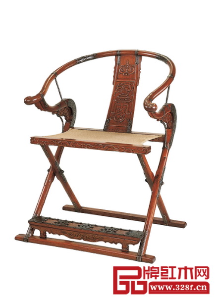 圖4_清早中期 黃花梨螭龍螭鳳紋交椅 長69厘米 寬46厘米 高98厘米 （原美國中國古典家具博物館藏；圖片提供：香港佳士得）