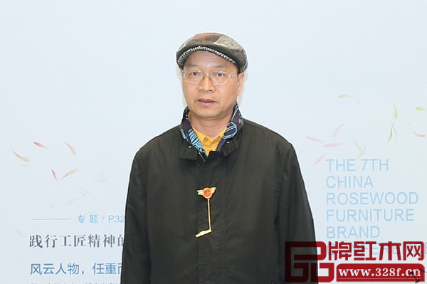 全國聯(lián)藝術(shù)紅木家具專業(yè)委員會專家顧問、教育部《家具設(shè)計與制造》專業(yè)帶頭人彭亮