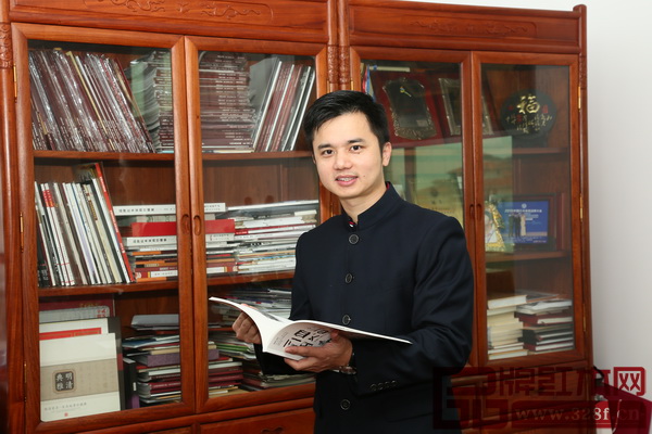 全國工商聯(lián)民間文物藝術(shù)品商會副會長、全國工商聯(lián)藝術(shù)紅木家具專業(yè)委員會執(zhí)行會長、弘木傳媒CEO林偉華