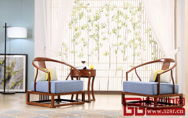 憶古軒全新推出的當(dāng)代東方家具品牌“世珀”，以中國(guó)儒釋道文化為藍(lán)本，打造“無(wú)畏”“淺漾”“庭前”“境觀”“萬(wàn)合”五大系列，演繹現(xiàn)代家居的需求與意境