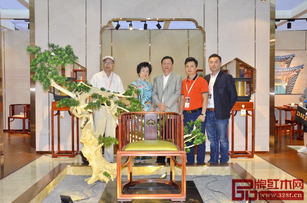 全聯(lián)藝術(shù)紅木家具專(zhuān)業(yè)委員會(huì)專(zhuān)家顧問(wèn)、教育部《家具設(shè)計(jì)與制造》專(zhuān)業(yè)帶頭人彭亮(左一),中國(guó)傳統(tǒng)工藝大師、國(guó)壽紅木董事長(zhǎng)陳國(guó)壽(中),全聯(lián)藝術(shù)紅木家具專(zhuān)業(yè)委員會(huì)執(zhí)行會(huì)長(zhǎng)、弘木傳媒CEO林偉華(右二),國(guó)壽紅木董事長(zhǎng)夫人倫群章(左二)、副董事長(zhǎng)陳淦凡(右一)在國(guó)壽紅木展館內(nèi)合影留念 全聯(lián)藝術(shù)紅木家具專(zhuān)業(yè)委員會(huì)專(zhuān)家顧問(wèn)、教育部《家具設(shè)計(jì)與制造》專(zhuān)業(yè)帶頭人彭亮(左一),中國(guó)傳統(tǒng)工藝大師、國(guó)壽紅木董事長(zhǎng)陳國(guó)壽(中),全聯(lián)藝術(shù)紅木家具專(zhuān)業(yè)委員會(huì)執(zhí)行會(huì)長(zhǎng)、弘木傳媒CEO林偉華(右二),國(guó)壽紅木董事長(zhǎng)夫人倫群章(左二)、副董事長(zhǎng)陳淦凡(右一)在國(guó)壽紅木展館內(nèi)合影留念