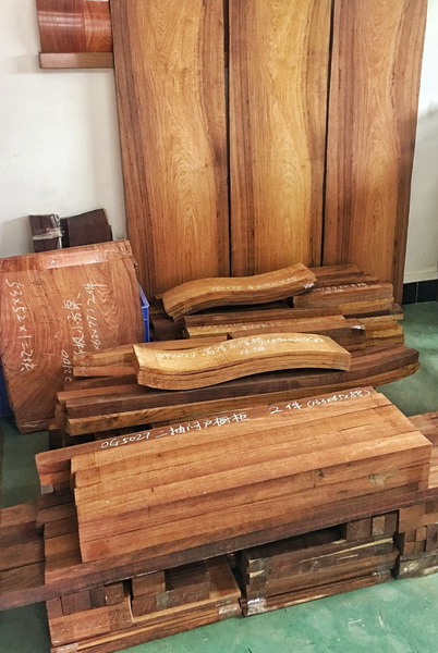 區(qū)氏臻品工匠精心挑選開料出來的色澤、木紋漂亮的黃花梨方材 區(qū)氏臻品工匠精心挑選開料出來的色澤、木紋漂亮的黃花梨方材