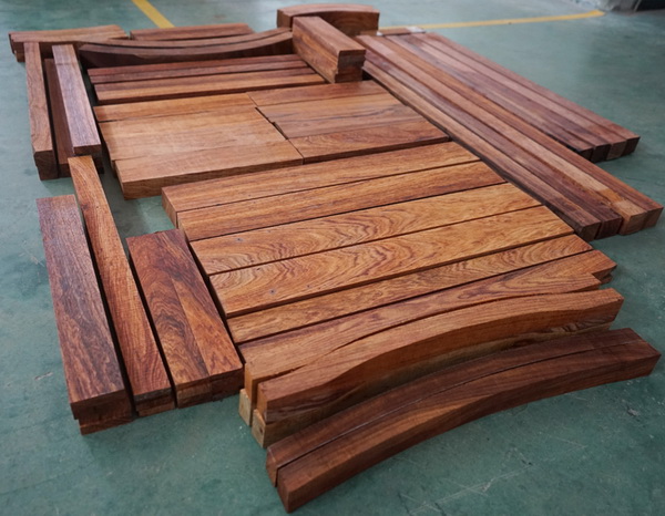 區(qū)氏臻品工匠精心挑選開料出來的色澤、木紋漂亮的黃花梨方材