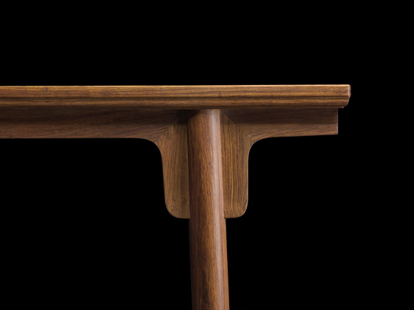 《黃花梨·圓腳牙板畫案(素身)》及其細節(jié) 《黃花梨·圓腳牙板畫案(素身)》及其細節(jié)