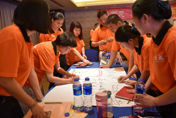 東成紅木的經(jīng)銷商們認真探討學(xué)習(xí)成果,氣氛融洽 東成紅木的經(jīng)銷商們認真探討學(xué)習(xí)成果,氣氛融洽