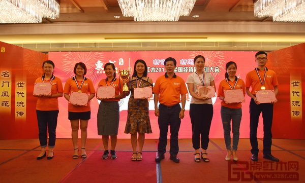 東成紅木董事長張錫復(fù)(右四)為團隊冠軍頒獎 東成紅木董事長張錫復(fù)(右四)為團隊冠軍頒獎