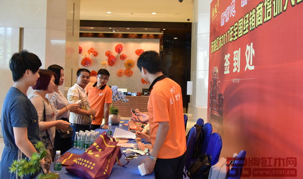 東成紅木全國各地的經(jīng)銷商赴東成紅木2017年全國經(jīng)銷商培訓(xùn)大會報到 東成紅木全國各地的經(jīng)銷商赴東成紅木2017年全國經(jīng)銷商培訓(xùn)大會報到