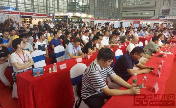 第五屆中國(guó)（深圳）國(guó)際紅木藝術(shù)展暨中式生活博覽會(huì)現(xiàn)場(chǎng)人山人海