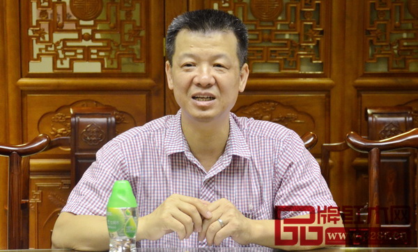 中山市紅木古典家具學(xué)會(huì)理事長蕭社和 中山市紅木古典家具學(xué)會(huì)理事長蕭社和