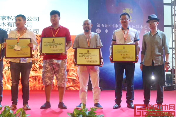 集古韻今斬獲“金鉆獎(jiǎng)”,工藝總監(jiān)陳正民大師(右三)上臺(tái)領(lǐng)獎(jiǎng) 集古韻今斬獲“金鉆獎(jiǎng)”,工藝總監(jiān)陳正民大師(右三)上臺(tái)領(lǐng)獎(jiǎng)