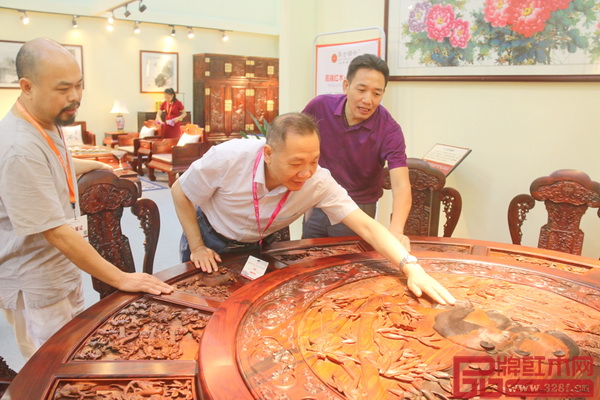 廣東省工藝美術(shù)協(xié)會(huì)常務(wù)副會(huì)長(zhǎng)劉夕海(中)到訪集古韻今展館,并與董事長(zhǎng)陳新平(右一)、陳正民大師(左一)探討雕刻工藝 廣東省工藝美術(shù)協(xié)會(huì)常務(wù)副會(huì)長(zhǎng)劉夕海(中)到訪集古韻今展館,并與董事長(zhǎng)陳新平(右一)、陳正民大師(左一)探討雕刻工藝