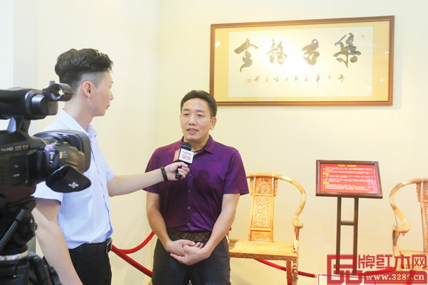 集古韻今董事長(zhǎng)展會(huì)現(xiàn)場(chǎng)接受媒體采訪,談及企業(yè)未來發(fā)展規(guī)劃 集古韻今董事長(zhǎng)展會(huì)現(xiàn)場(chǎng)接受媒體采訪,談及企業(yè)未來發(fā)展規(guī)劃