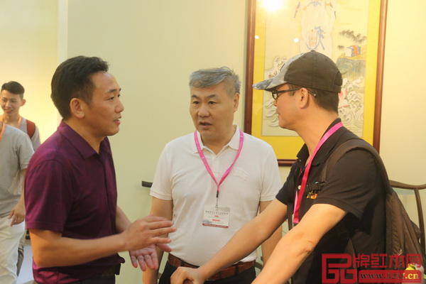 廣東省家具協(xié)會(huì)副會(huì)長(zhǎng)李禮(中)到訪集古韻今展館,盛贊產(chǎn)品雕刻工藝 廣東省家具協(xié)會(huì)副會(huì)長(zhǎng)李禮(中)到訪集古韻今展館,盛贊產(chǎn)品雕刻工藝