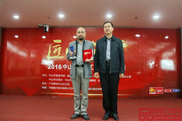 集古韻今當(dāng)選“中山十大工匠企業(yè)”,工藝總監(jiān)陳正民大師(左)上臺(tái)接受中山市質(zhì)監(jiān)局黨組書記、局長(zhǎng)馮海垣(右)頒獎(jiǎng) 集古韻今當(dāng)選“中山十大工匠企業(yè)”,工藝總監(jiān)陳正民大師(左)上臺(tái)接受中山市質(zhì)監(jiān)局黨組書記、局長(zhǎng)馮海垣(右)頒獎(jiǎng)