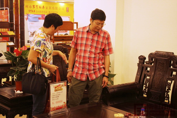 消費(fèi)者在家寶紅木“六十周年慶典感恩回饋”活動(dòng)現(xiàn)場(chǎng)選購(gòu)紅木家具