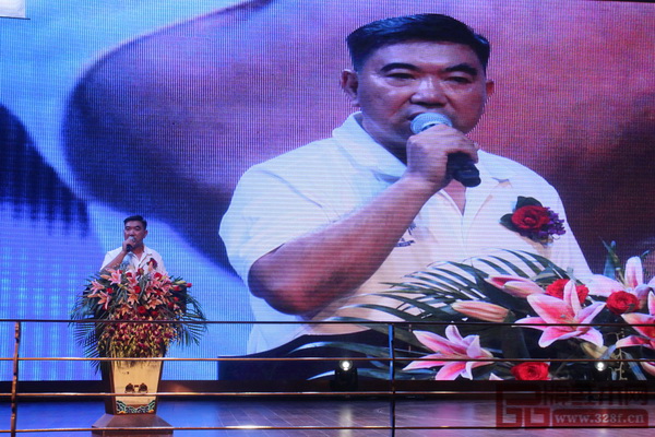 家寶紅木董事長(zhǎng)陳成基在晚宴上講話