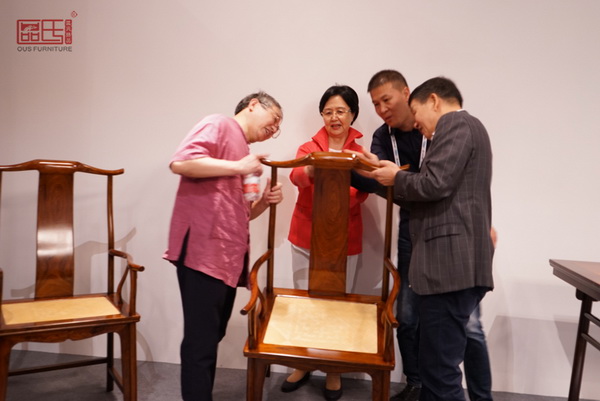 區(qū)氏臻品所展出的作品吸引了不少紅木愛好者駐足品鑒