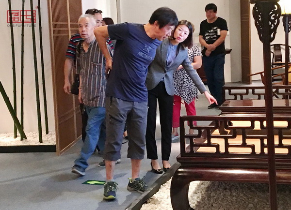 區(qū)氏臻品所展出的作品吸引了不少紅木愛好者駐足品鑒