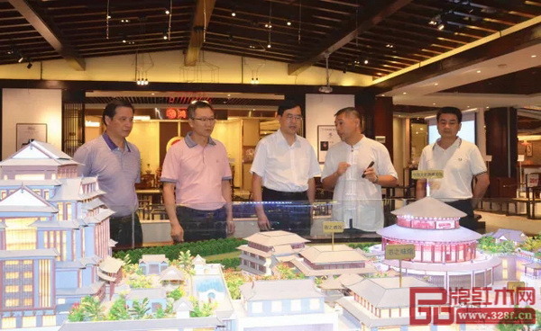 紅博城董事長(zhǎng)林孟禮（右二）向中山市委書(shū)記陳旭東（左三）匯報(bào)紅博城的建設(shè)情況