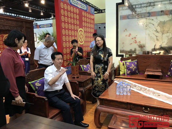 深圳市龍華區(qū)區(qū)委副書(shū)記、區(qū)長(zhǎng)陳清一行參觀(guān)孔連紅木的展廳 深圳市龍華區(qū)區(qū)委副書(shū)記、區(qū)長(zhǎng)陳清一行參觀(guān)孔連紅木的展廳