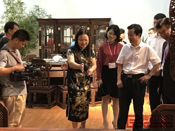 孔連紅木董事總經(jīng)理李宏志(左二)向陳清一行介紹孔連紅木 孔連紅木董事總經(jīng)理李宏志(左二)向陳清一行介紹孔連紅木