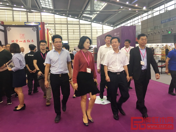 孔連紅木總經(jīng)理李子雄(前排左一)與龍華區(qū)領(lǐng)導(dǎo)、深圳紅木文化藝術(shù)協(xié)會(huì)領(lǐng)導(dǎo)一同參觀(guān)各企業(yè)展館 孔連紅木總經(jīng)理李子雄(前排左一)與龍華區(qū)領(lǐng)導(dǎo)、深圳紅木文化藝術(shù)協(xié)會(huì)領(lǐng)導(dǎo)一同參觀(guān)各企業(yè)展館