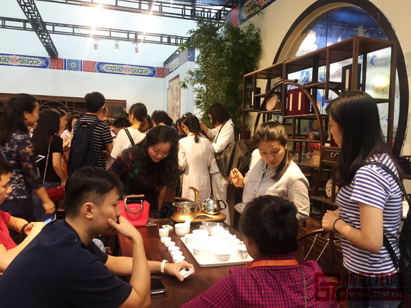 展會(huì)期間,孔連紅木的展館內(nèi)人氣火爆 展會(huì)期間,孔連紅木的展館內(nèi)人氣火爆