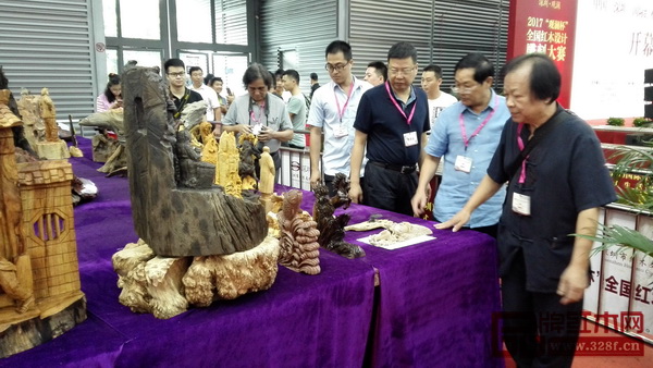 專(zhuān)家評(píng)審組在對(duì)參賽作品進(jìn)行評(píng)選打分 專(zhuān)家評(píng)審組在對(duì)參賽作品進(jìn)行評(píng)選打分