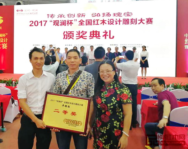 孔連紅木的雕刻作品《牡丹》榮獲平雕組二等獎(jiǎng),董事總經(jīng)理李宏志(右一)、設(shè)計(jì)總監(jiān)葉輝益(左一)與雕刻技師共同享受榮耀時(shí)刻 孔連紅木的雕刻作品《牡丹》榮獲平雕組二等獎(jiǎng),董事總經(jīng)理李宏志(右一)、設(shè)計(jì)總監(jiān)葉輝益(左一)與雕刻技師共同享受榮耀時(shí)刻