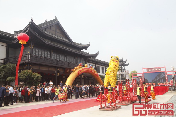 精彩的舞獅表演預(yù)示著中原紅木文化產(chǎn)業(yè)園紅紅火火