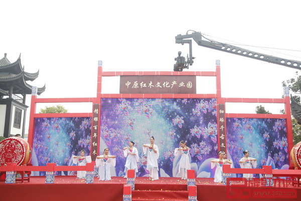 開(kāi)幕儀式上，古香古色的表演美輪美奐