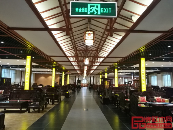 中原紅木文化產(chǎn)業(yè)園內(nèi)的紅木家具展示廳